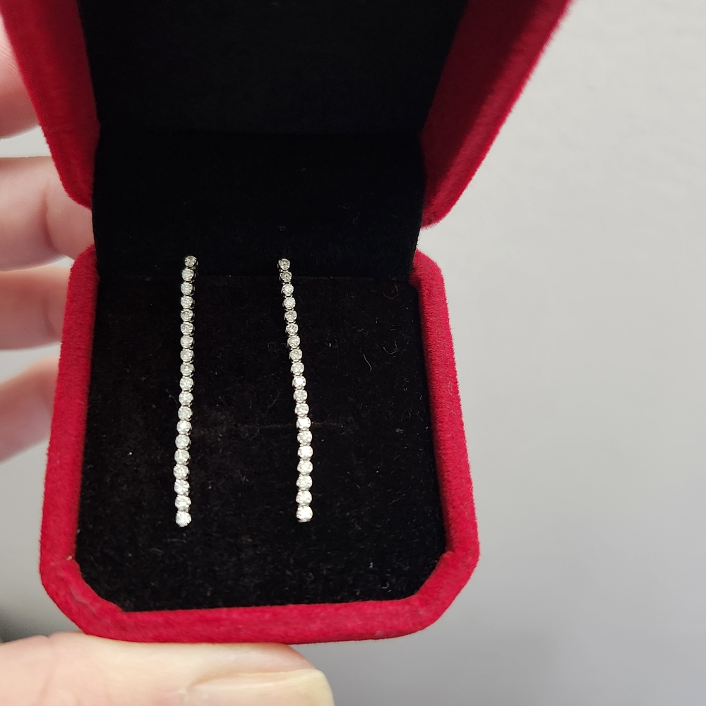 18k White Gold Diamond Drop Earring - Picture 2 of 4